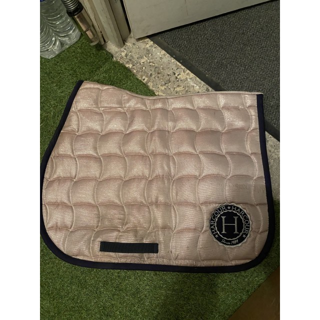 Ensemble bonnet et tapis de la marque harcour