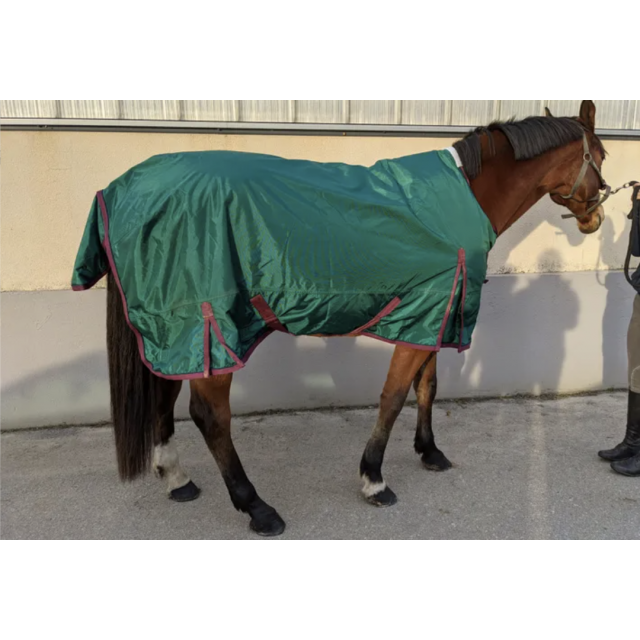 Couverture de box taille cheval verte et bordeaux