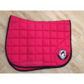 Tapis rose foncé jamais servit