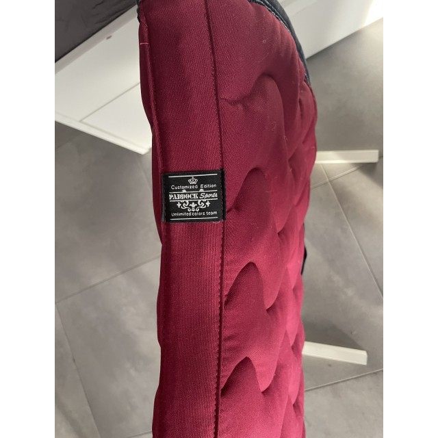 Tapis Paddock sport bordeaux liseré marine pailletté