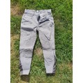 Pantalon Komutekir gris