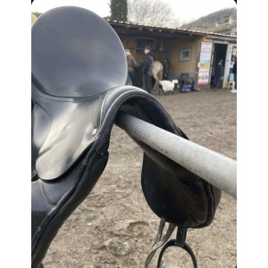 Selle de dressage avec taquet