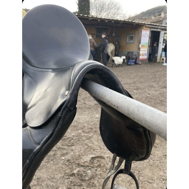 Selle de dressage avec taquet