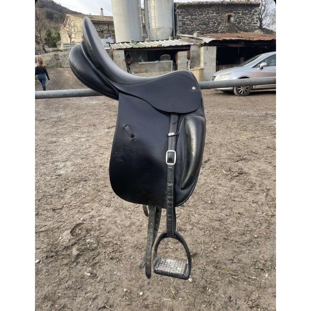 Selle de dressage avec taquet
