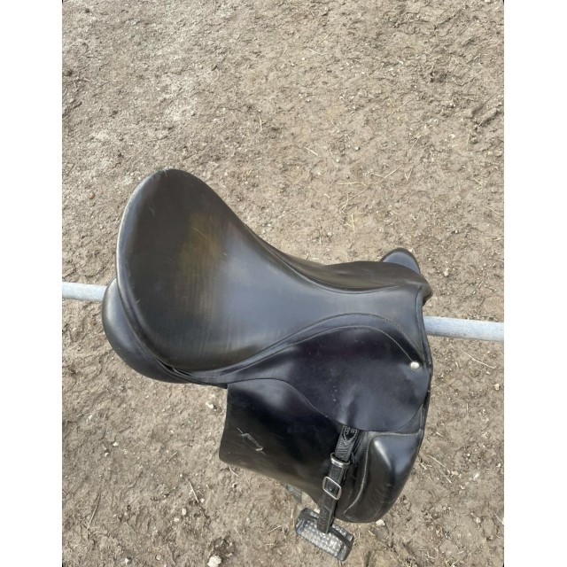 Selle de dressage avec taquet