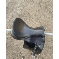 Selle de dressage avec taquet