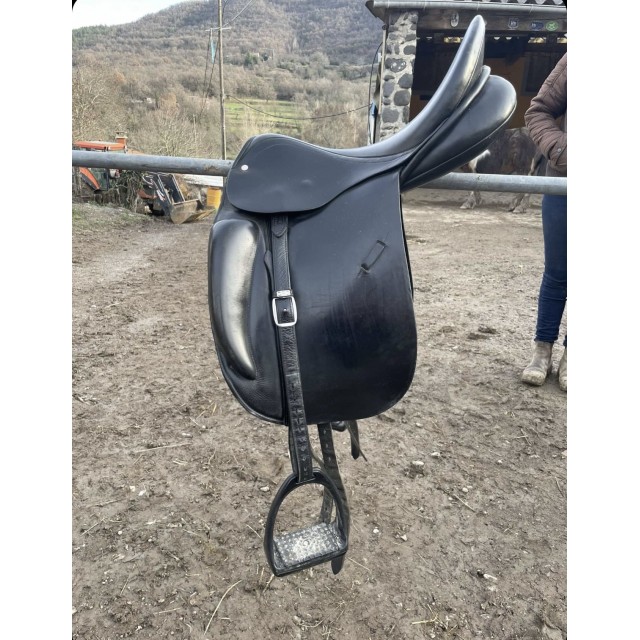 Selle de dressage avec taquet