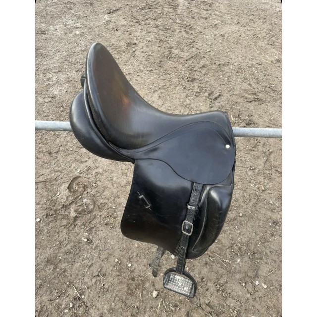 Selle de dressage avec taquet