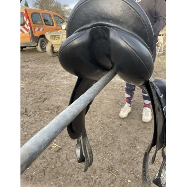 Selle de dressage avec taquet