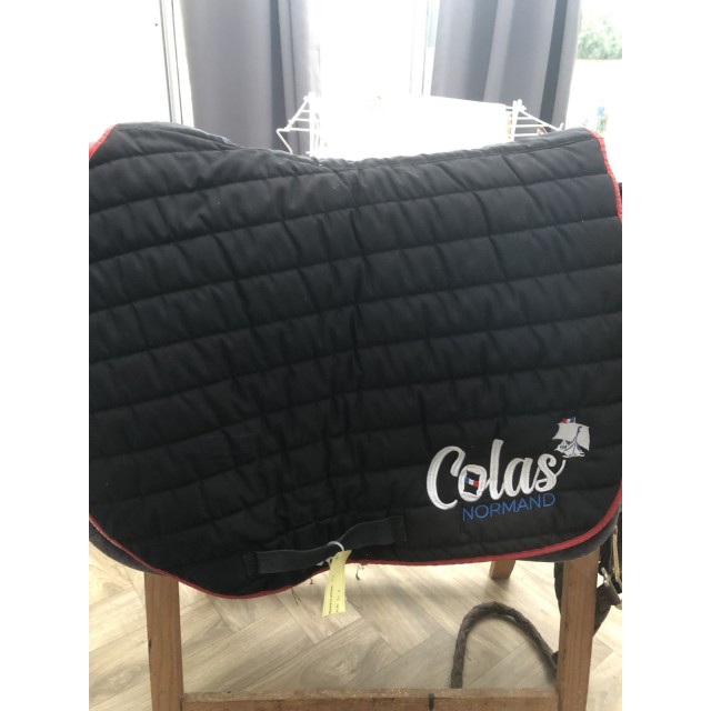 Tapis noir et rouge