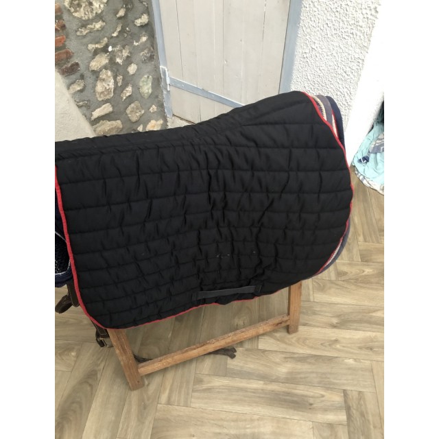 Tapis noir et rouge