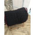 Tapis noir et rouge