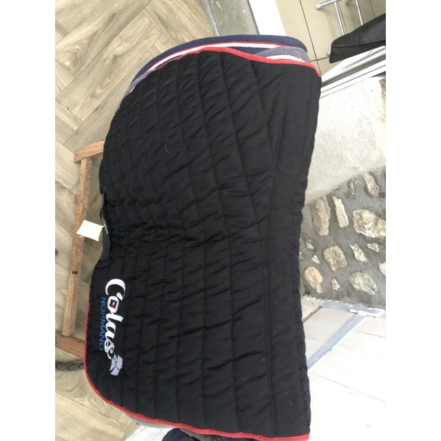 Tapis noir et rouge