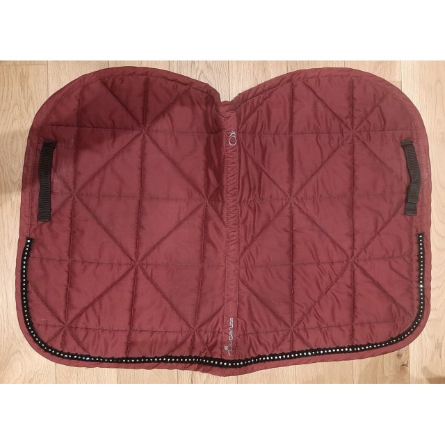 Tapis bordeaux avec strass