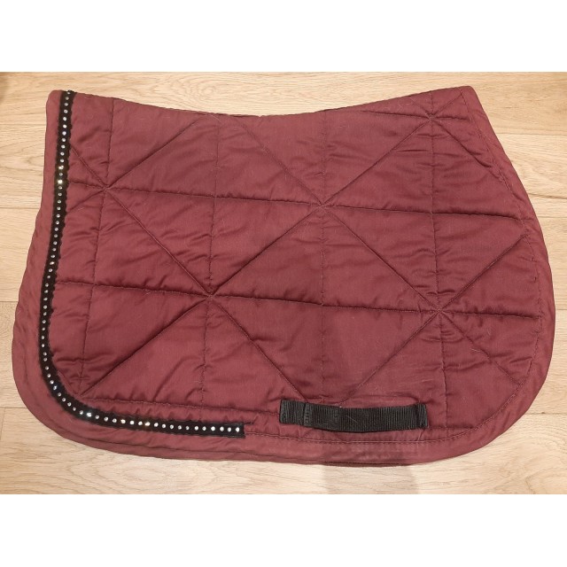 Tapis bordeaux avec strass