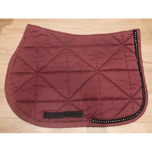 Tapis bordeaux avec strass