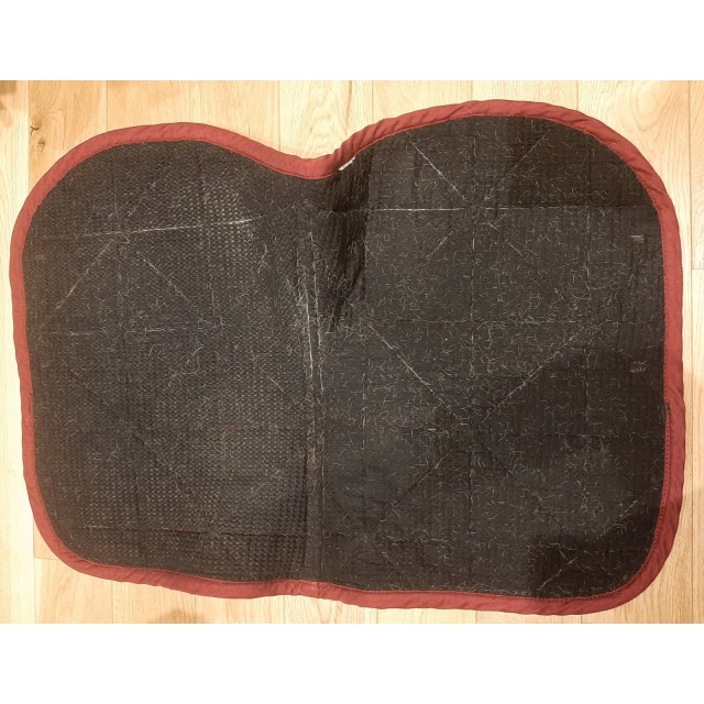 Tapis bordeaux avec strass