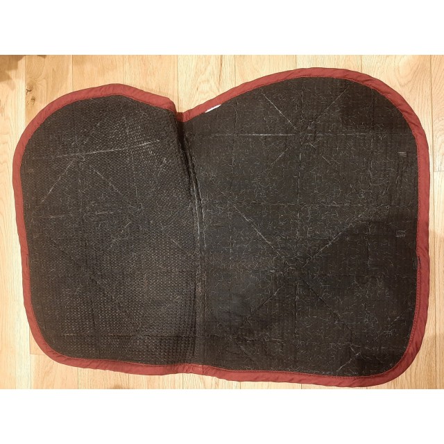 Tapis bordeaux avec strass