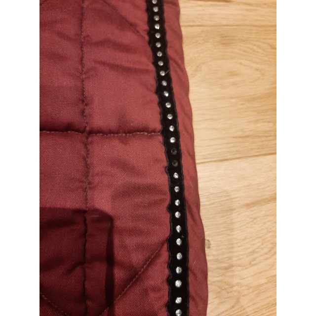 Tapis bordeaux avec strass