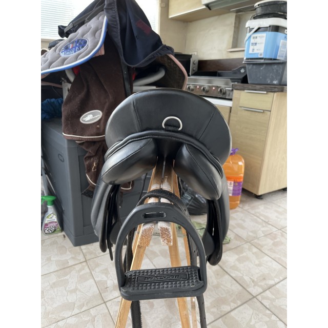 Selle Fouganza polyvalente en cuir noir