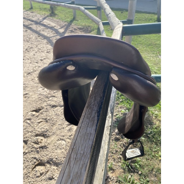 SELLE EN CUIR PLATE MARRON GBS 17,5 P