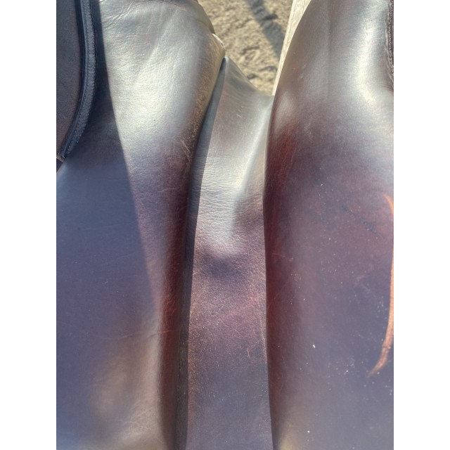 SELLE EN CUIR PLATE MARRON GBS 17,5 P