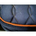 Tapis bleu marine liseré orange equitheme cheval