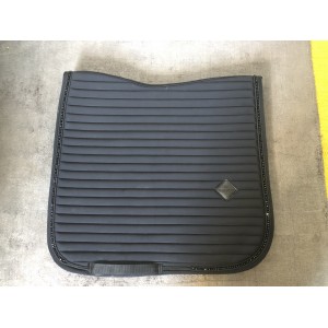 Tapis Kentucky pearls noir coupe dressage