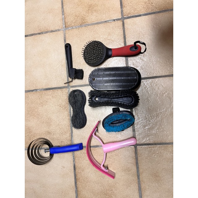 Lot de 8 brosses neuves et en très bon état  et en bon état