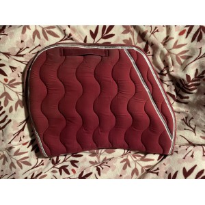 Tapis et bonnet rouge