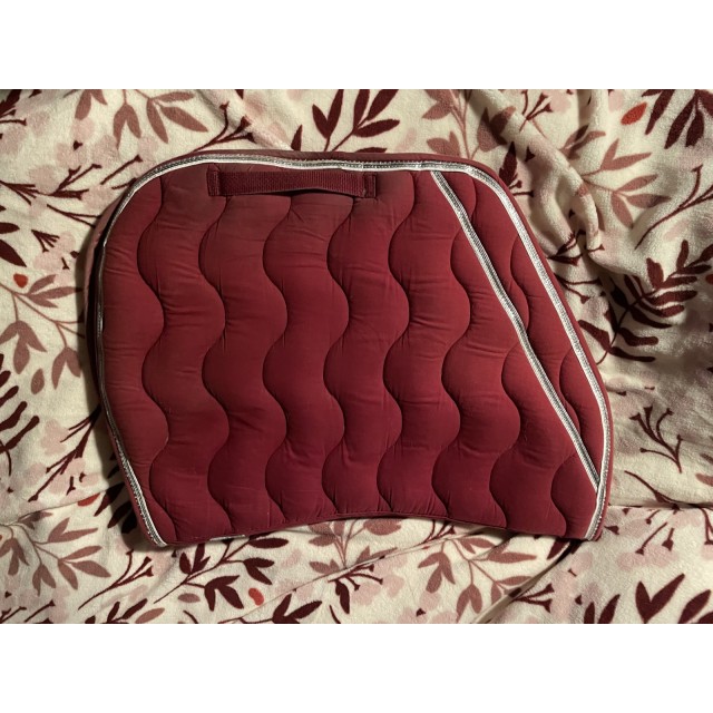 Tapis et bonnet rouge