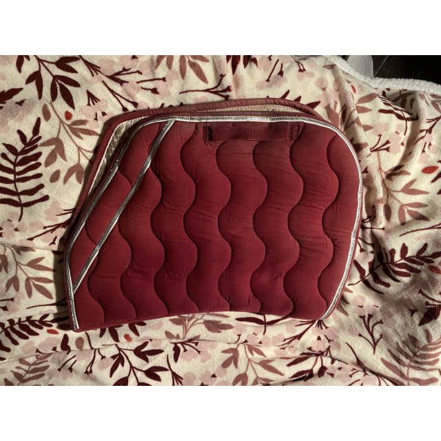 Tapis et bonnet rouge