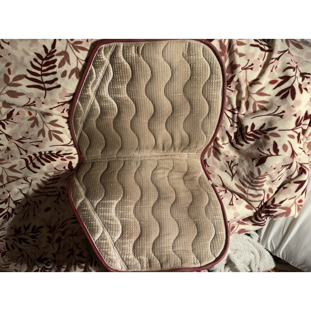 Tapis et bonnet rouge