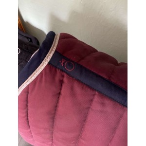 Tapis bordeaux et bleu marine