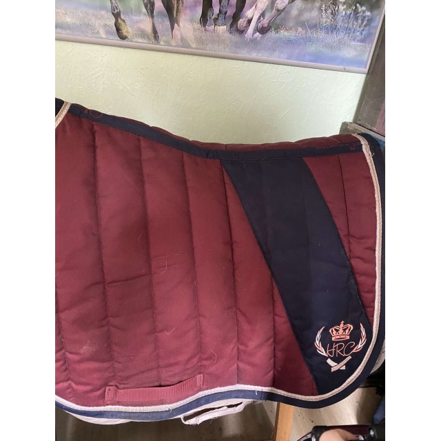 Tapis bordeaux et bleu marine