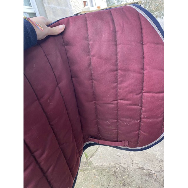 Tapis bordeaux et bleu marine