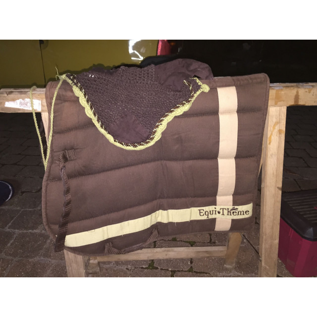 Tapis et bonnet marron équitheme