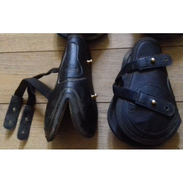 Ensemble guêtres et protèges boulets noirs de marque Jumptec taille cheval en néoprène