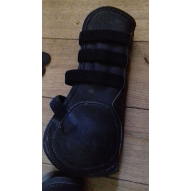 Ensemble guêtres et protèges boulets noirs de marque Jumptec taille cheval en néoprène