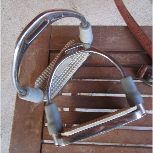 Etrier articulé