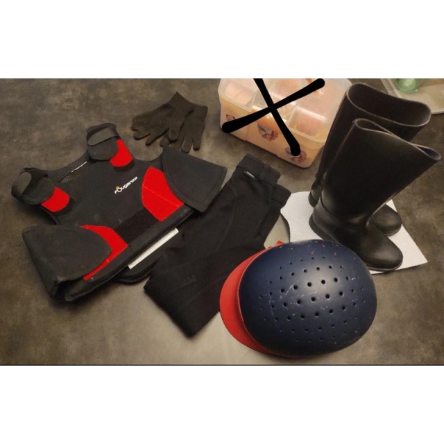 Lot complet équitation enfant (bottes, bombe,gilet,pantalon,gant