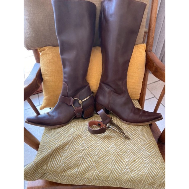 Bottes marron style cavalière ou cowboy