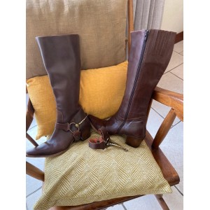 Bottes marron style cavalière ou cowboy