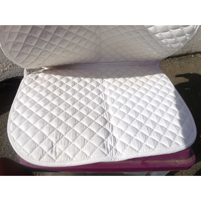 Tapis, bonnet et gants blanc