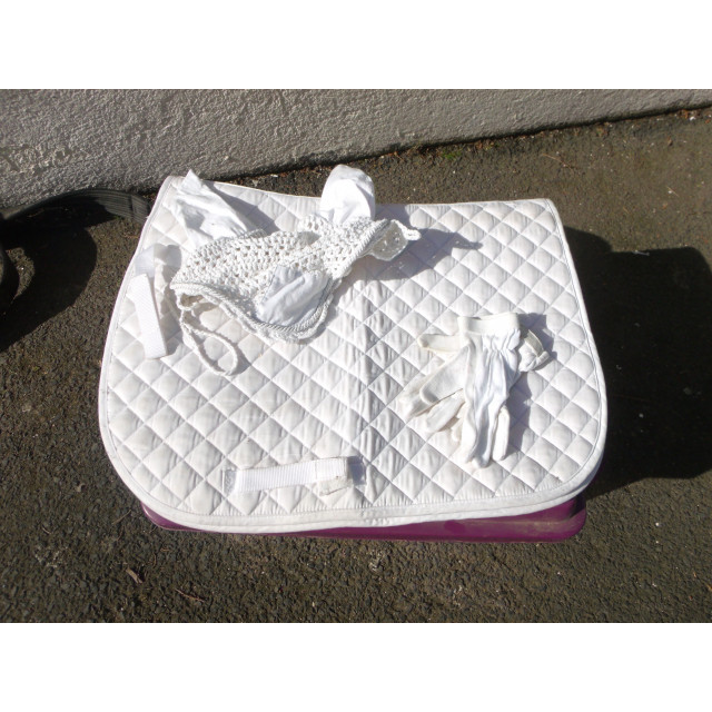 Tapis, bonnet et gants blanc