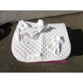 Tapis, bonnet et gants blanc