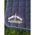 Ensemble tapis et bonnet Veredus et Lamicell bleu marine
