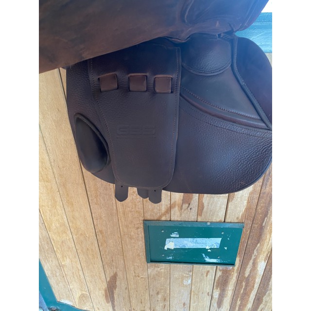 SELLE EN CUIR PLATE MARRON GBS 17,5 P