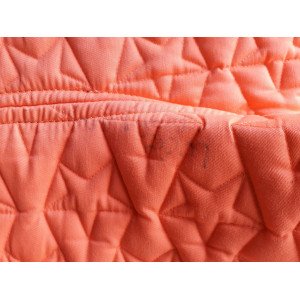 Tapis orenge fluo bord marine foncée