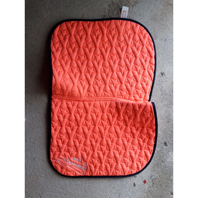 Tapis orenge fluo bord marine foncée